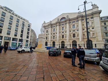 Attivisti di Ultima generazione imbrattano “il dito” di Cattelan a Milano 2
