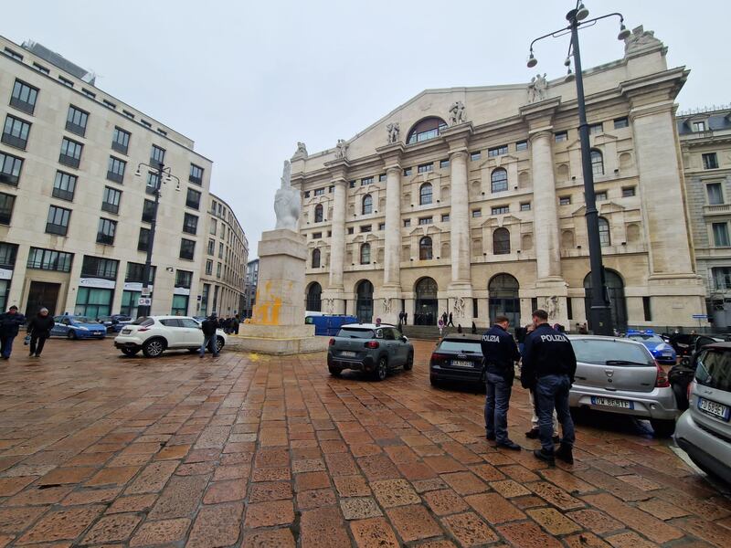Attivisti di Ultima generazione imbrattano “il dito” di Cattelan a Milano 2