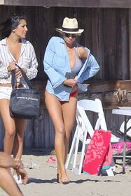 Charlotte McKinney: seno esplosivo in spiaggia 12