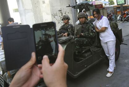 Thailandia, selfie con l'esercito 1