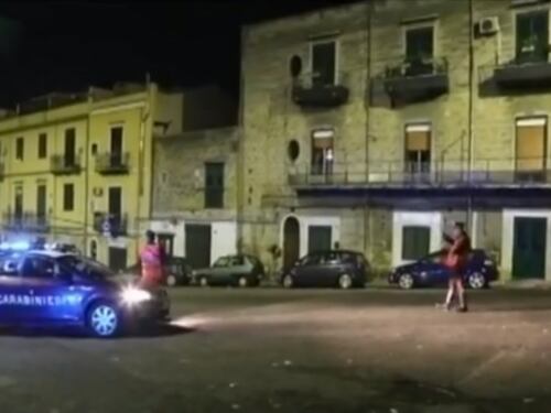 Ricercato fugge dai carabinieri, ma si schianta: tre feriti gravi