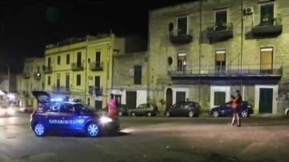 Ricercato fugge dai carabinieri, ma si schianta: tre feriti gravi