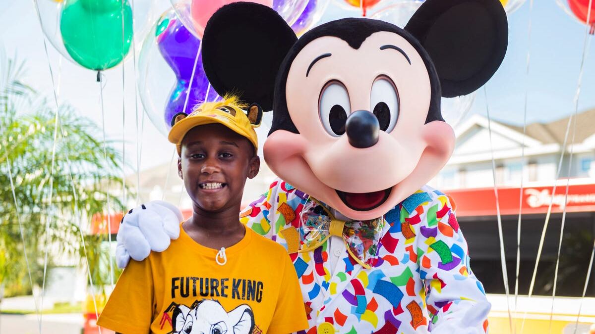 Bimbo usa risparmi di un viaggio a Disney per aiutare sfollati Dorian