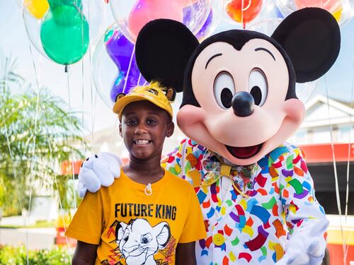 Bimbo usa risparmi di un viaggio a Disney per aiutare sfollati Dorian