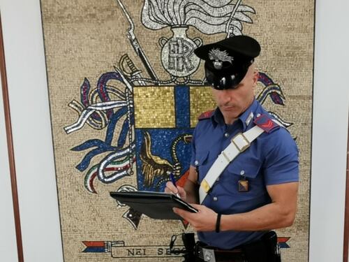 Palermo, bussano alla porta i carabinieri e lancia la droga dalla finestra