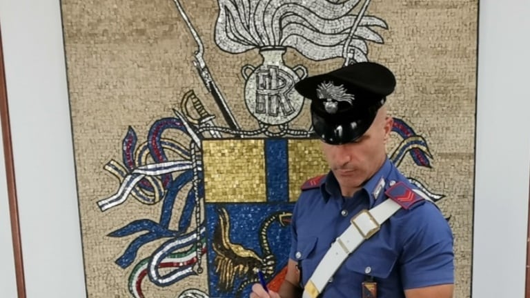 Palermo, bussano alla porta i carabinieri e lancia la droga dalla finestra