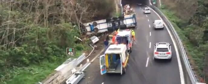 Tragedia sulla A10: tir travolge un cantiere 2
