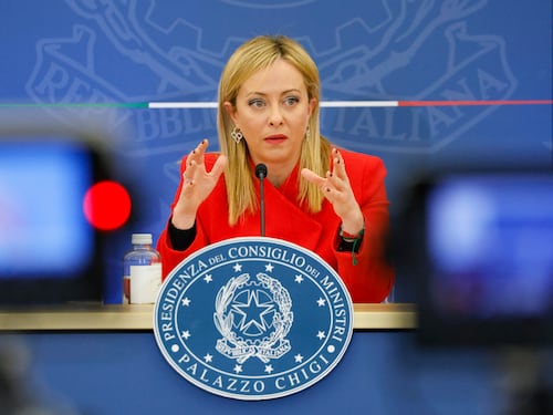 Meloni teme i dubbi di Forza Italia su pensioni, reddito e superbonus. E "ascolta" Calenda