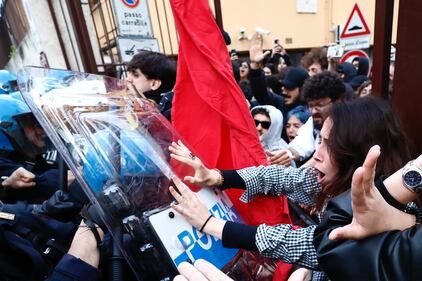 Scontri tra polizia e studenti a Roma. Picchiato un dirigente in commissariato 1