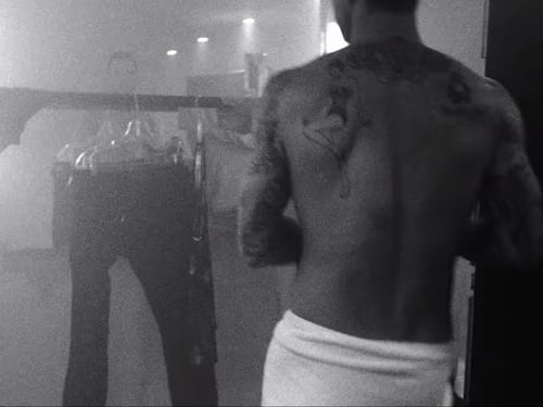 Adam Levine dei Maroon 5 nudo nel nuovo video