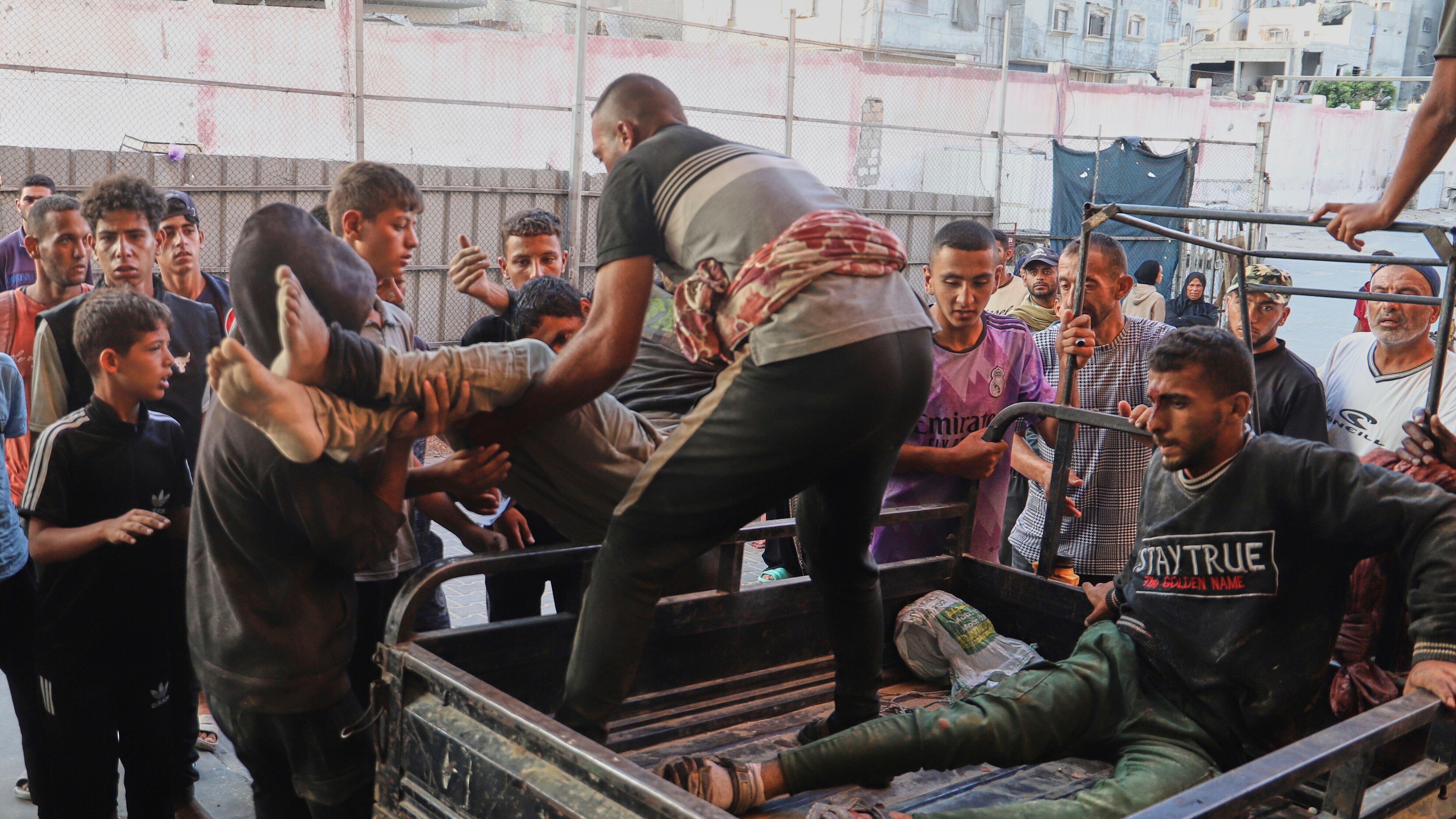 Continuano i raid a Gaza. Parolin: "Legittimo dubitare che l'attacco alla chiesa sia un errore"