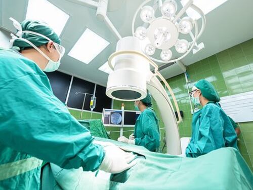 Cinquanta arresti cardiaci in 6 giorni, salvata da un'operazione da record