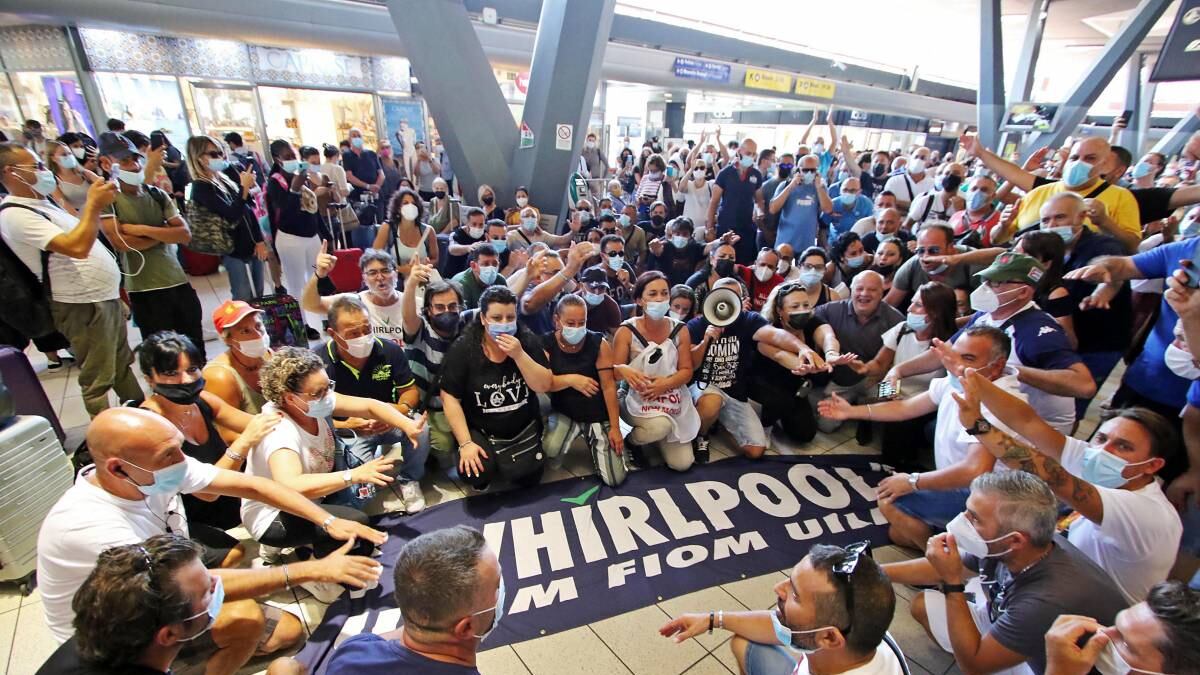 "Abbandonati da tutti": gli operai Whirlpool rischiano di restar senza lavoro