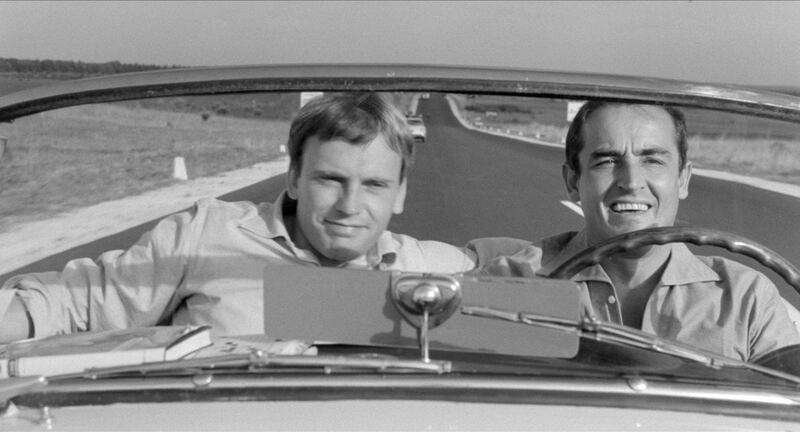 Bruno Cortona (Gassman) e Roberto Mariani (Trintignant) a bordo dell'Aurelia Spider - Wikipedia