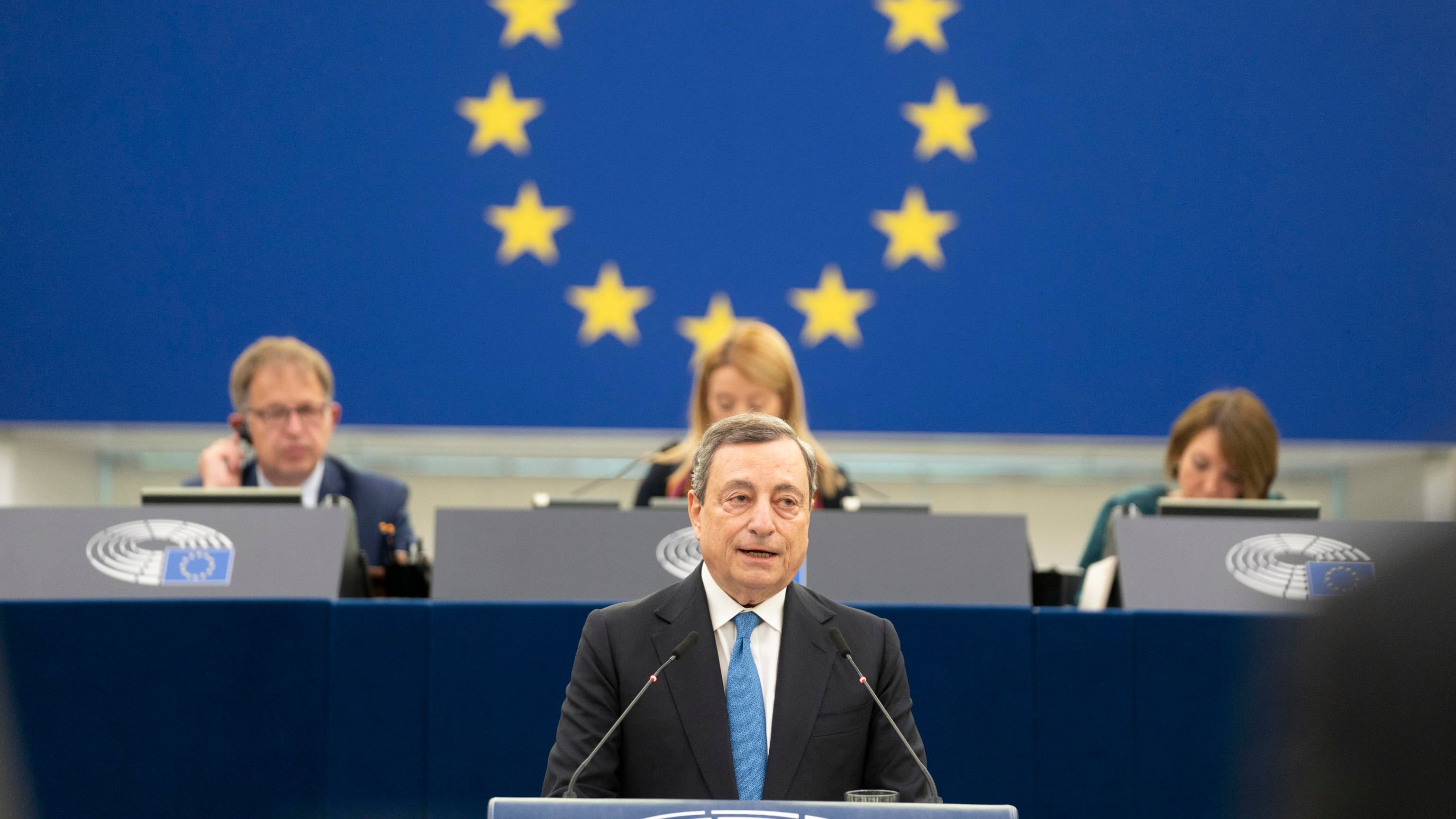 L'auspicio di Draghi e l'intesa con Macron: "Cessate il fuoco e parli la diplomazia". L'ex Bce a Strasburgo rilancia una nuova Ue