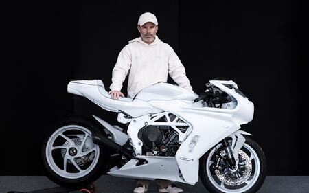 Mv Agusta Superveloce Arsham, guarda tutte le foto 4