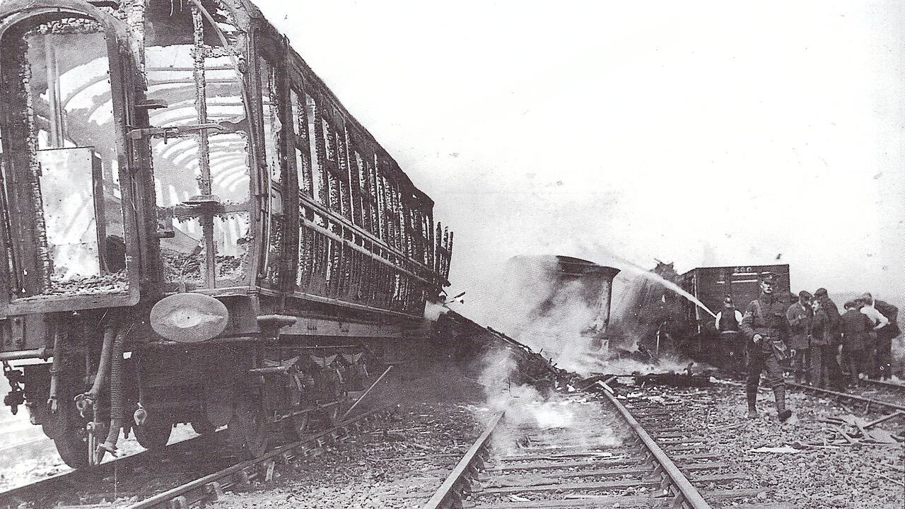 L'errore di comunicazione, la collisione tra cinque treni, l'incendio: così morirono in 226