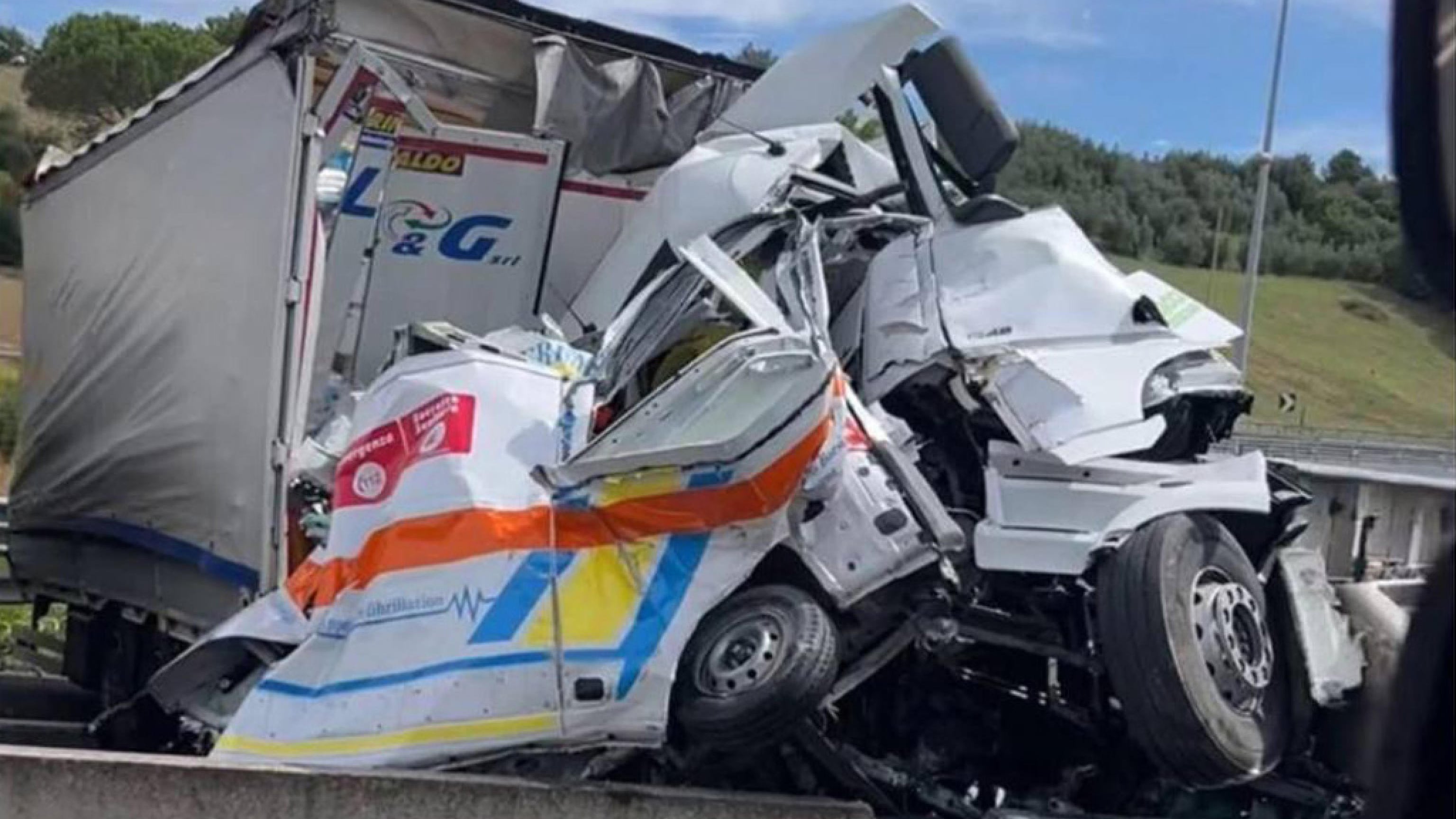 Incidente sull'A1, camion si schianta contro i mezzi in coda: 3 morti su un'ambulanza