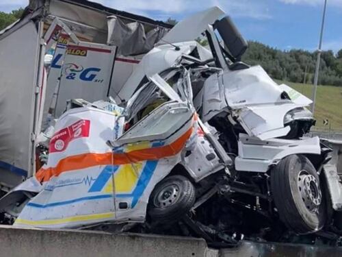 Incidente sull'A1, camion si schianta contro i mezzi in coda: 3 morti su un'ambulanza