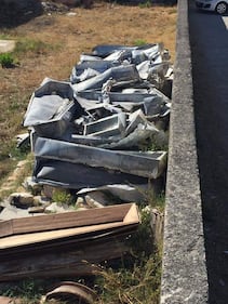 Lecce, discarica abusiva di bare e vestiti di morti 4