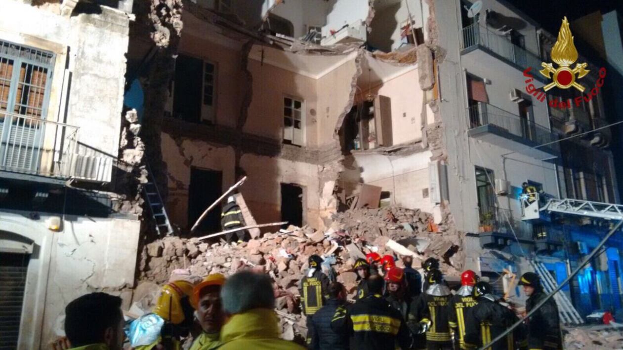 Catania, crolla una palazzina. "Una vittima, grave una bimba"