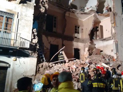 Catania, crolla una palazzina. "Una vittima, grave una bimba"