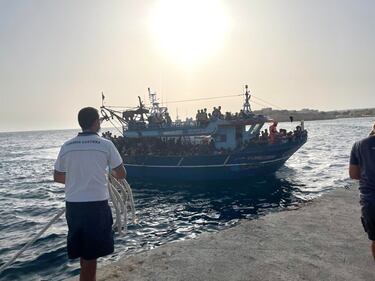 Maxi sbarco a Lampedusa: in 265 su un vecchio pescherecchio 7