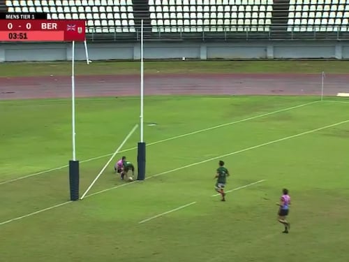 Rugby, traversa crolla in testa a un giocatore dopo la meta: cosa è successo