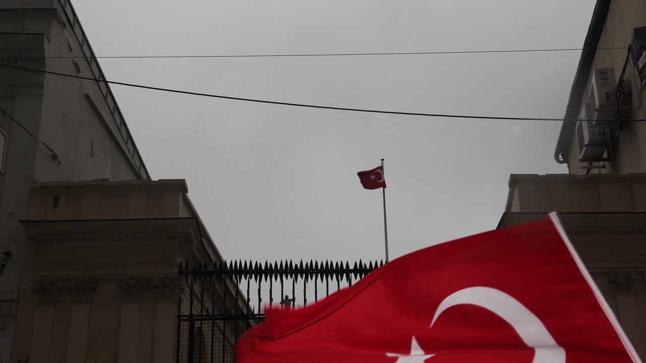 "Nazisti, la pagherete" E la Turchia sfregia la bandiera olandese
