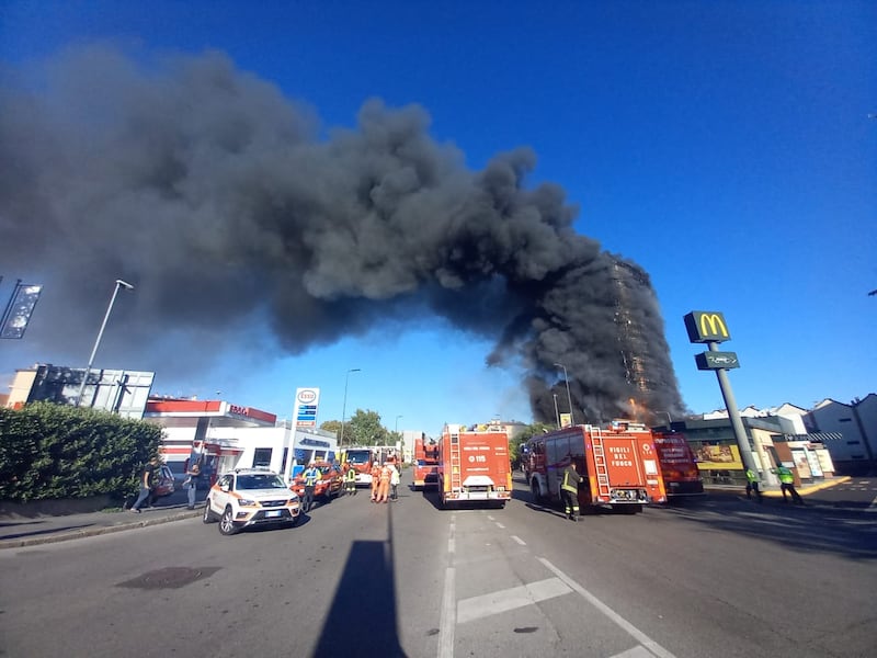 Incendio nel palazzo di via Antonini a Milano 1