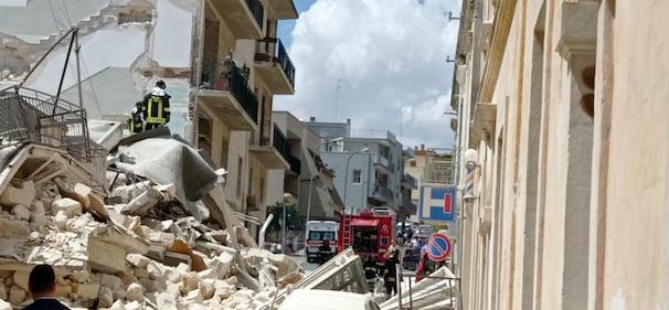 Crolla una palazzina, paura a Matera: sul posto odore di gas 1