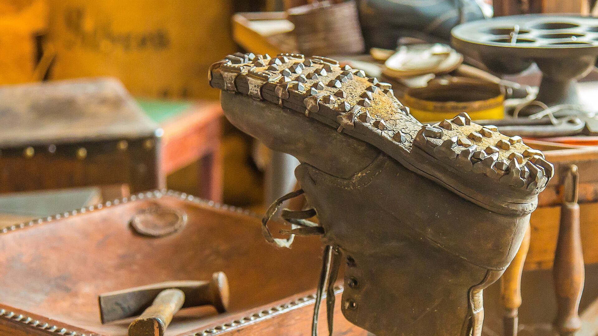 I francesi sono alle pezze. C'è il "bonus rammendo" per salvare scarpe e abiti