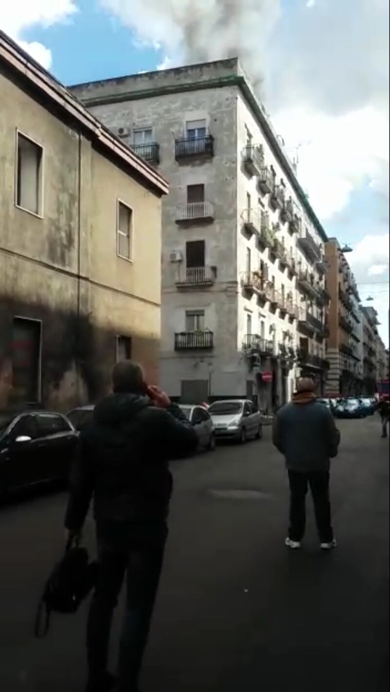Napoli, le fiamme e le esplosioni in un palazzo al Vasto 6