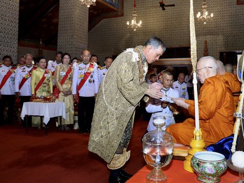 La Thailandian celebra l'incoronazione del re
