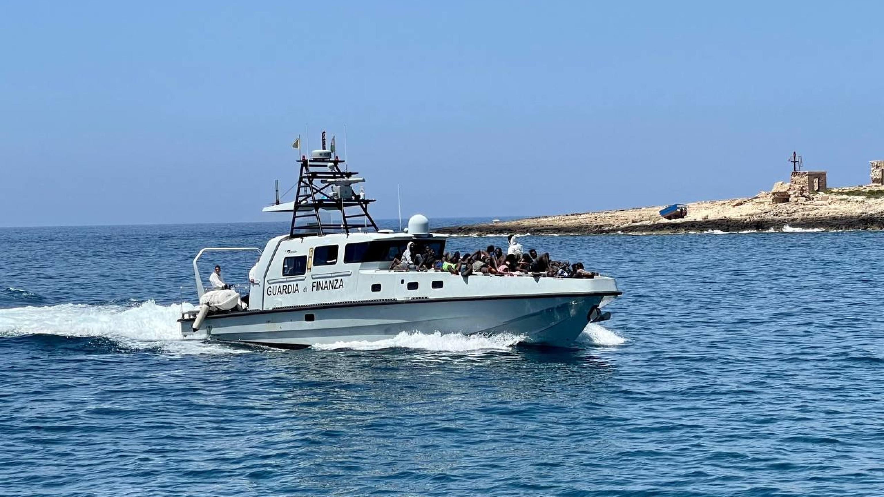 “A settembre nuovo decreto sicurezza”. Salvini indica la rotta per l’emergenza migranti