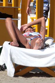 Cristina Buccino hot, il maglione è trasparente 28