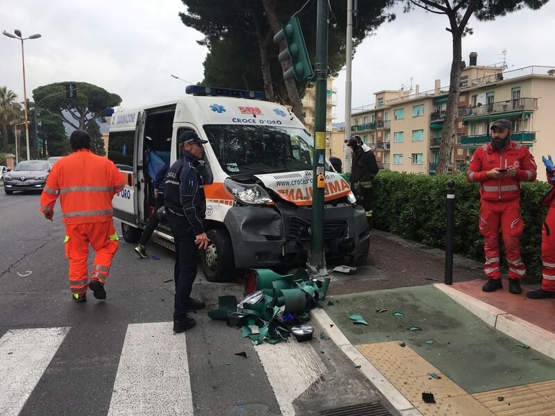 Imperia, ambulanza si schianta contro un palo 6