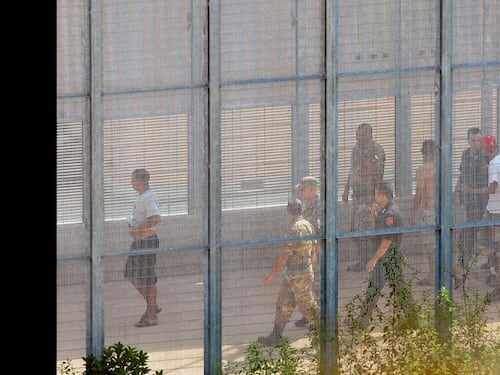 Quell'asse anarchici-migranti "Bravi, avete dato fuoco al Cie"