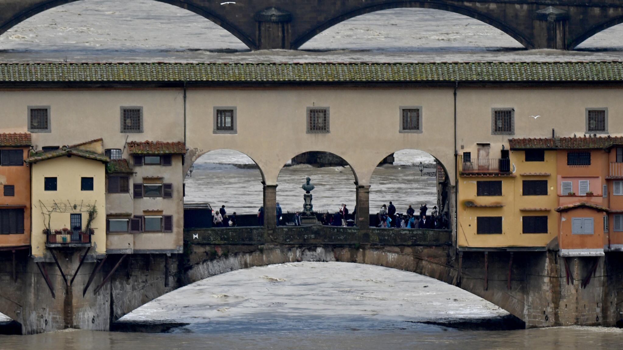 "A Firenze la piena dell'Arno". La Toscana con il fiato sospeso