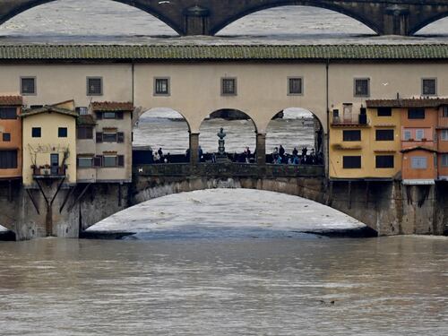 "A Firenze la piena dell'Arno". La Toscana con il fiato sospeso