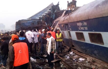 India un treno è deragliato in un grave incidente ferroviario 7