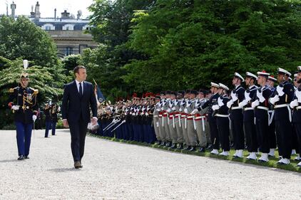 Emmanuel Macron si insedia all'Eliseo: da oggi è ufficialmente presidente 10