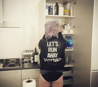 Kelly Osbourne in giacca di pelle e slip per lanciare il nuovo progetto televisivo 1