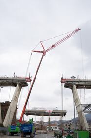 Ponte Morandi, le immagini della demolizione della trave tampone 1