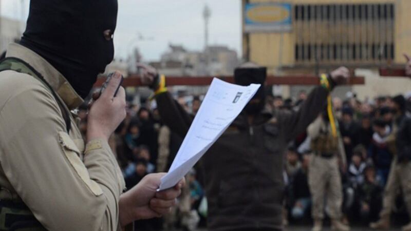 Isis uccide 13 ragazzi per una partita di calcio: "È un gioco occidentale"