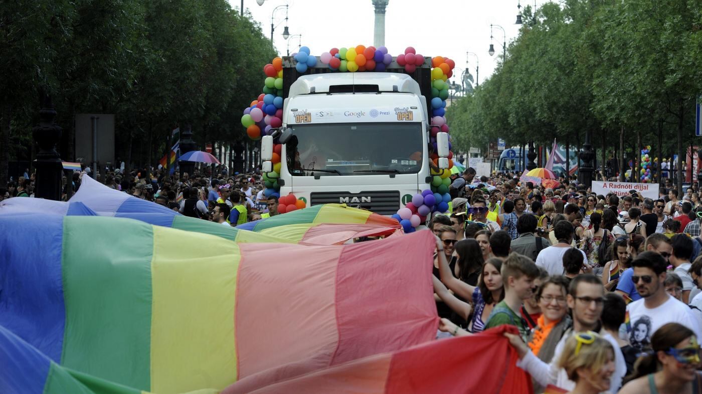 La sinistra italiana prepara la truppa per il Pride di Budapest (vietato). E Orban minaccia: "Conseguenze legali"