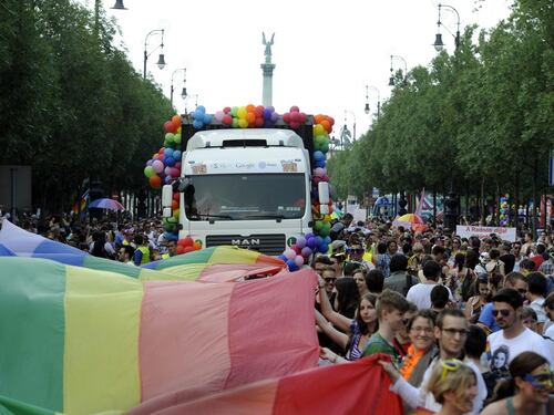 Pride vietato per legge, la stretta di Orban: "Dannoso per i bambini"