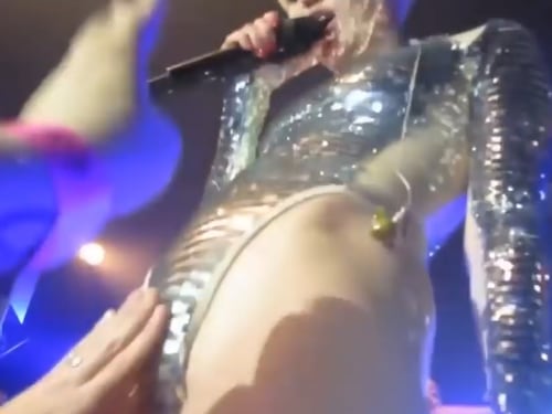 Miley Cyrus senza freni: al concerto si fa palpare dai fan