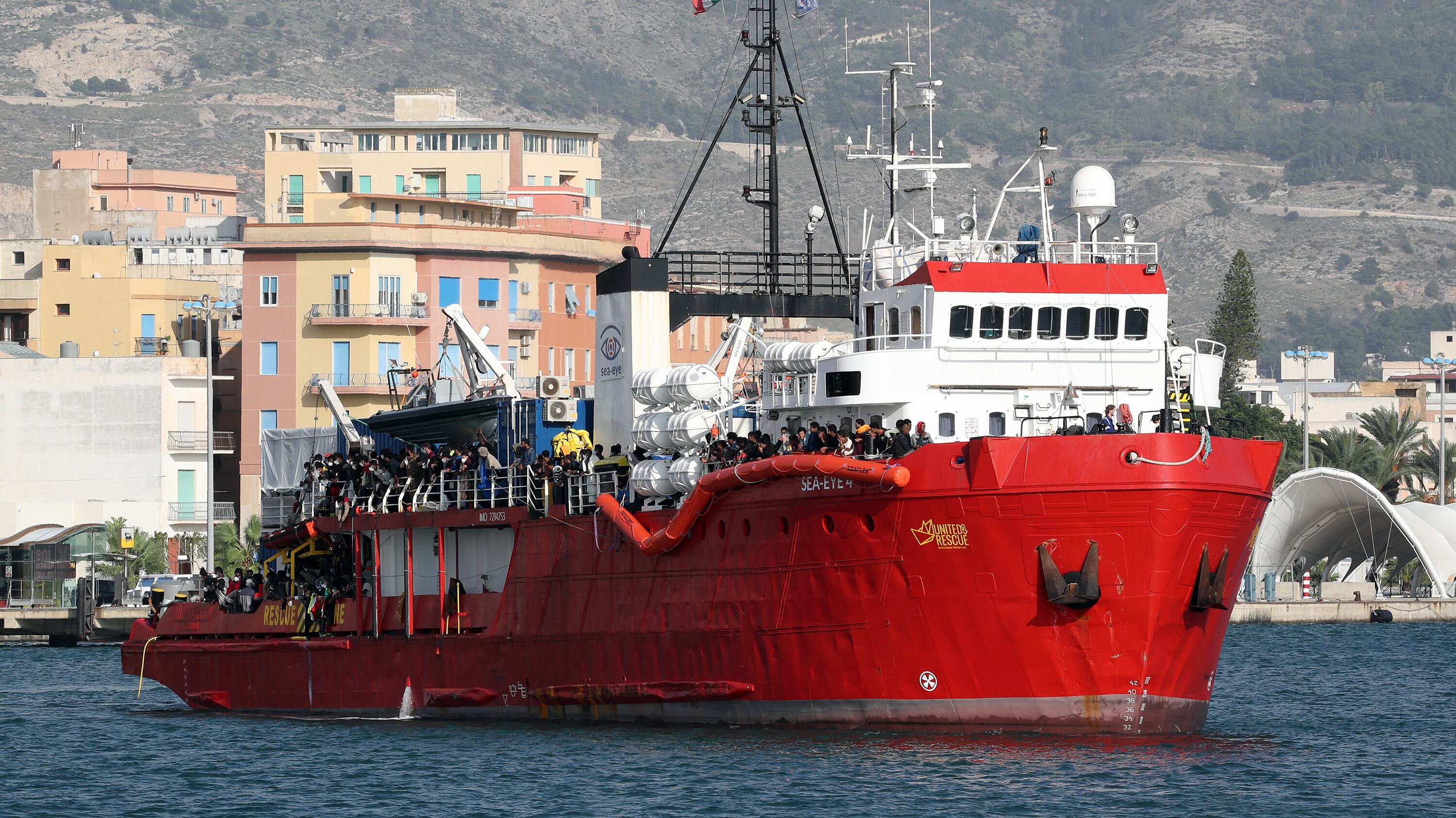 Fermo amministrativo per la nave Ong che provoca: "È un atto politico"