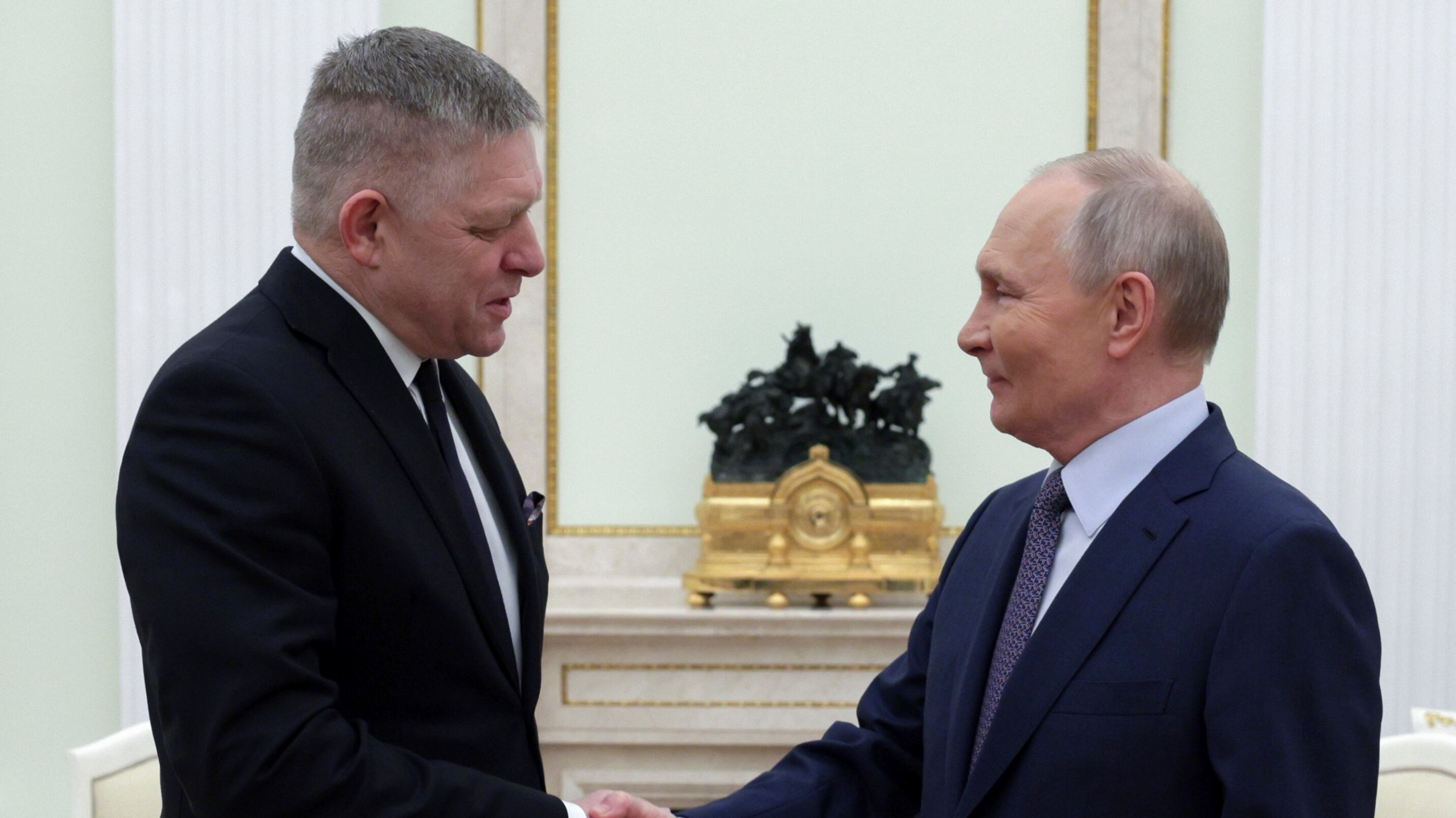 Orrore russo: fucilati cinque prigionieri. Trump: "Putin mi ha chiesto di incontrarlo"